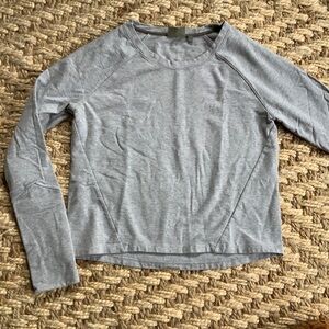 Athleta grey cropped crewneck- longer sleeves/thumb holes